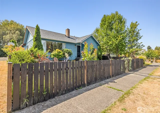 Photo 2 of Sale Pending at 424 W 4th Street, Port Angeles, WA 98362 | MLS# NWM2554613 | Listing updated on 2026-09-25