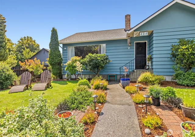 Photo 3 of Sale Pending at 424 W 4th Street, Port Angeles, WA 98362 | MLS# NWM2554613 | Listing updated on 2026-09-25