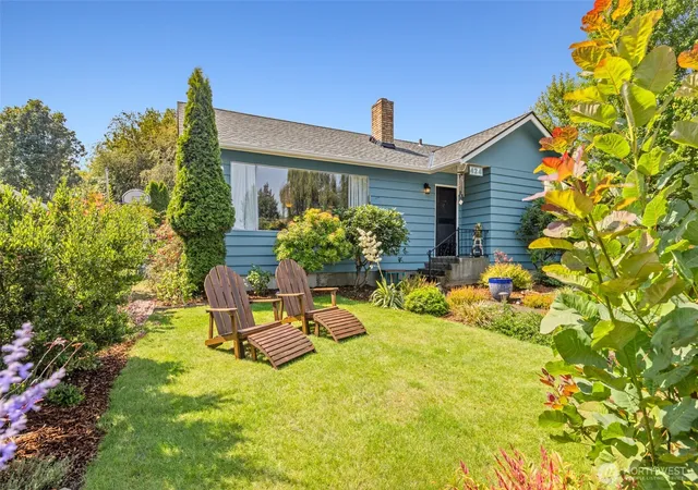 Photo 3 of Sale Pending at 424 W 4th Street, Port Angeles, WA 98362 | MLS# NWM2554613 | Listing updated on 2026-09-25