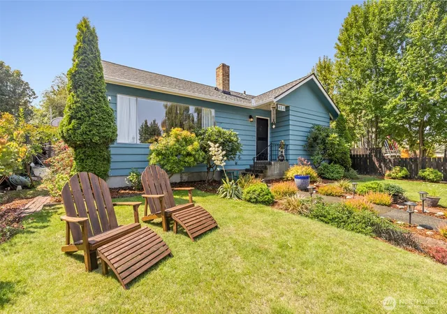 Photo 4 of Sale Pending at 424 W 4th Street, Port Angeles, WA 98362 | MLS# NWM2554613 | Listing updated on 2026-09-25
