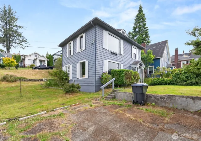 Photo 3 of Single family home for sale at 510 E Burleigh Ave, Aberdeen, WA 98520 | MLS# NWM2555809 | Listing updated on 2026-10-01