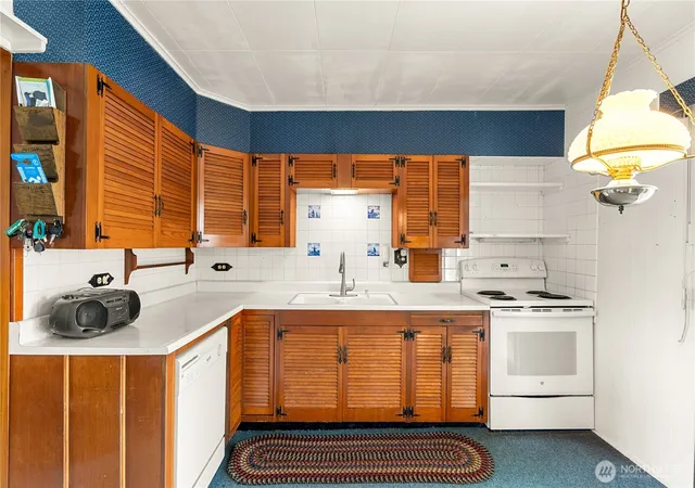 Photo 4 of Single family home for sale at 912 & 908 3rd St, Hoquiam, WA 98550 | MLS# NWM2555969 | Listing updated on 2026-09-22
