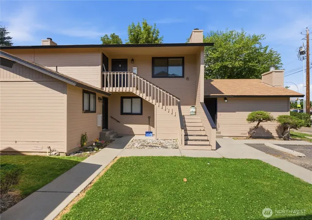 Photo 3 of Multi family home for sale at 1321 Maple St #A, Wenatchee, WA 98801 | MLS# NWM2556039 | Listing updated on 2026-09-22