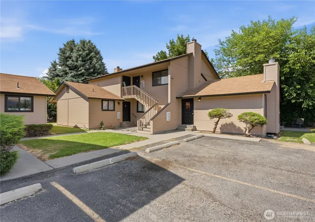 Photo 3 of House for sale at 1321 Maple St #A, Wenatchee, WA 98801 | MLS# NWM2556039 | Listing updated on 2026-09-22