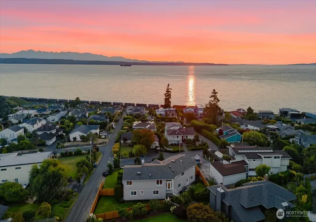 Photo 2 of Single family home for sale at 809 Driftwood Pl, Edmonds, WA 98020 | MLS# NWM2556339 | Listing updated on 2026-09-17