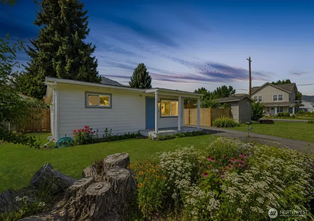 Photo 1 of Single family home for sale at 119 W Gibson Ave, Chelan, WA 98816 | MLS# NWM2556606 | Listing updated on 2026-09-22