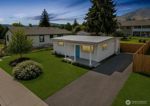 Photo 2 of Single family home for sale at 119 W Gibson Ave, Chelan, WA 98816 | MLS# NWM2556606 | Listing updated on 2026-09-22