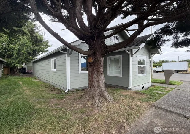 Photo 3 of Single family home for sale at 619 27th Street, Hoquiam, WA 98550 | MLS# NWM2556726 | Listing updated on 2026-09-22