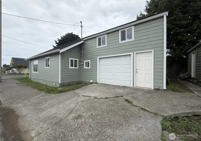 Photo 4 of Single family home for sale at 619 27th Street, Hoquiam, WA 98550 | MLS# NWM2556726 | Listing updated on 2026-09-22