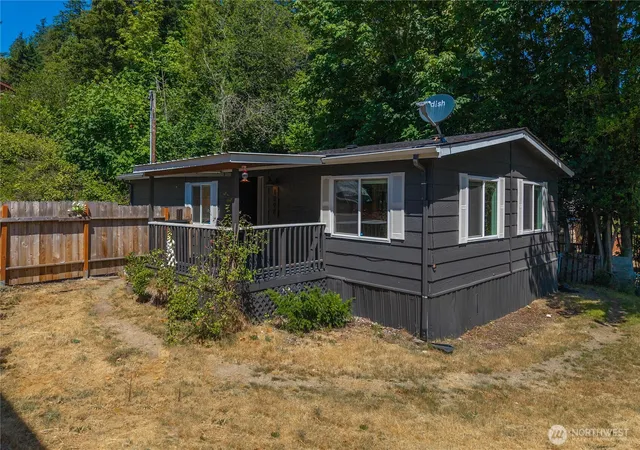 Photo 3 of Manufactured home for sale at 1898 Vista Ln W, Bremerton, WA 98312 | MLS# NWM2556873 | Listing updated on 2026-09-22