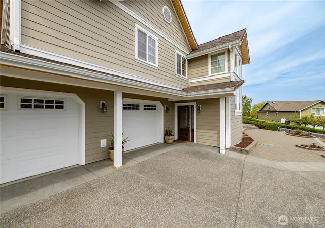 Photo 4 of Single family home for sale at 6226 Hinman Dr, Clinton, WA 98236 | MLS# NWM2556885 | Listing updated on 2026-09-22