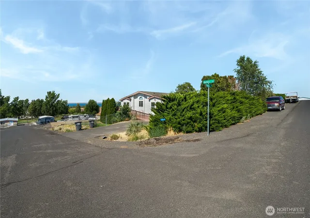 Photo 3 of Manufactured home for sale at 7012 Plaza St Se, Othello, WA 99344 | MLS# NWM2557327 | Listing updated on 2026-09-23