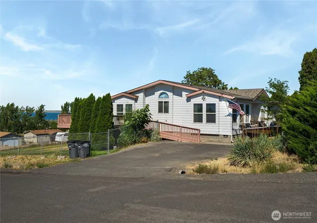 Photo 3 of Manufactured home for sale at 7012 Plaza St SE, Othello, WA 99344 | MLS# NWM2557327 | Listing updated on 2026-09-23