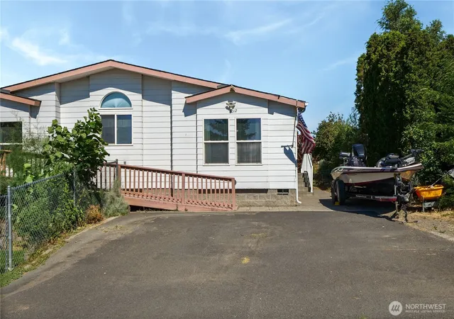 Photo 4 of Manufactured home for sale at 7012 Plaza St SE, Othello, WA 99344 | MLS# NWM2557327 | Listing updated on 2026-09-23