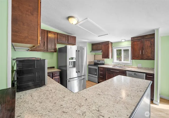 Photo 4 of Manufactured home for sale at 4672 Birch Bay Lynden Rd #82, Blaine, WA 98230 | MLS# NWM2557533 | Listing updated on 2026-09-23