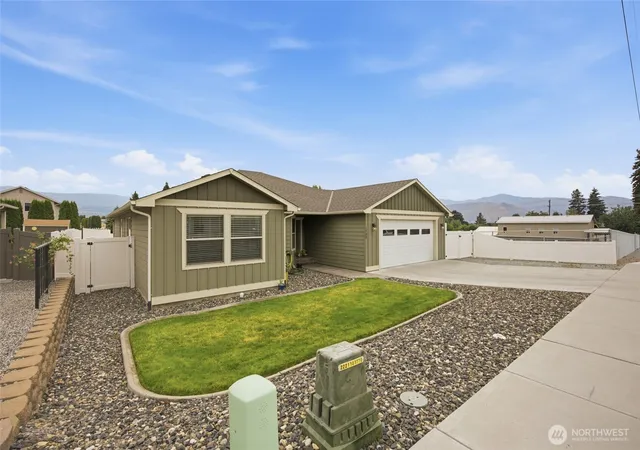 Photo 2 of Single family home for sale at 1720 Soden St Se, East Wenatchee, WA 98802 | MLS# NWM2558230 | Listing updated on 2026-09-28