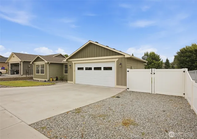 Photo 3 of Single family home for sale at 1720 Soden St SE, East Wenatchee, WA 98802 | MLS# NWM2558230 | Listing updated on 2026-09-28