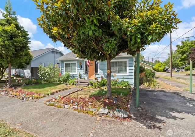 Photo 2 of Single family home for sale at 1131 J St, Centralia, WA 98531 | MLS# NWM2558347 | Listing updated on 2026-09-23