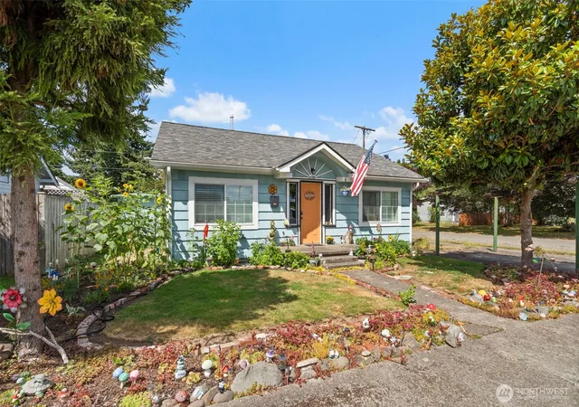 Photo 3 of Single family home for sale at 1131 J St, Centralia, WA 98531 | MLS# NWM2558347 | Listing updated on 2026-09-23