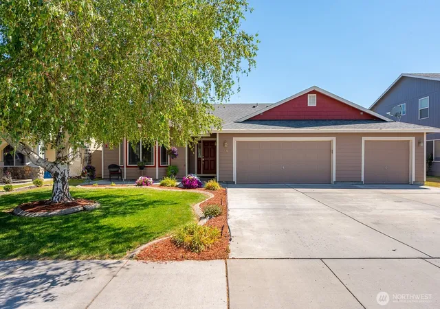 Photo 2 of Single family home for sale at 206 I St Ne, Quincy, WA 98848 | MLS# NWM2558393 | Listing updated on 2026-09-23