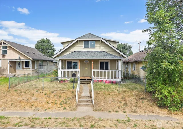 Photo 1 of Single family home for sale at 293 17th Avenue, Longview, WA 98632 | MLS# NWM2558694 | Listing updated on 2026-09-23