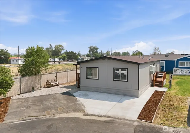 Photo 2 of Manufactured home for sale at 4000 Longview St Ne #82, Moses Lake, WA 98837 | MLS# NWM2559362 | Listing updated on 2026-09-23