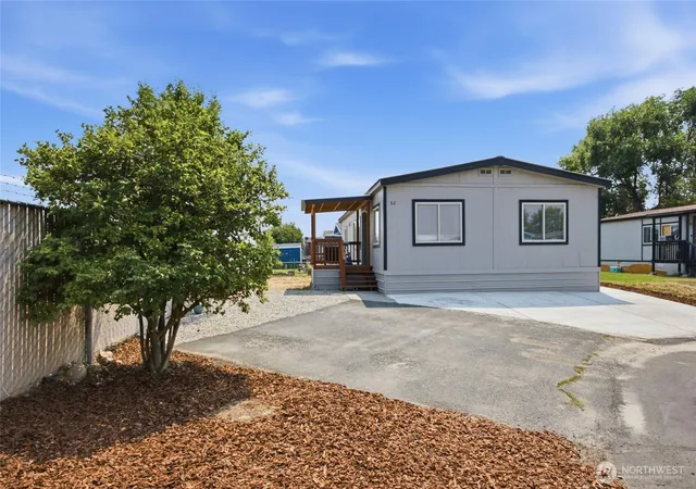 Photo 3 of Manufactured home for sale at 4000 Longview St Ne #82, Moses Lake, WA 98837 | MLS# NWM2559362 | Listing updated on 2026-09-23