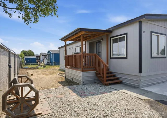 Photo 3 of Manufactured home for sale at 4000 Longview St NE #82, Moses Lake, WA 98837 | MLS# NWM2559362 | Listing updated on 2026-09-23