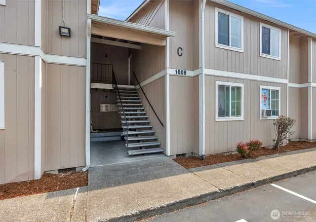 Photo 4 of Condo for sale at 1609 Maple Ln #C1-C8, Kent, WA 98030 | MLS# NWM2559752 | Listing updated on 2026-09-23