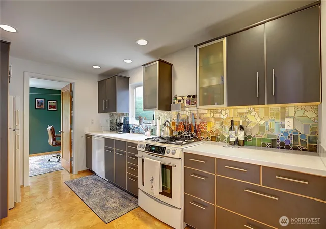 Photo 3 of Single family home for sale at 2024 Wetmore Ave, Everett, WA 98201 | MLS# NWM2560149 | Listing updated on 2026-09-29