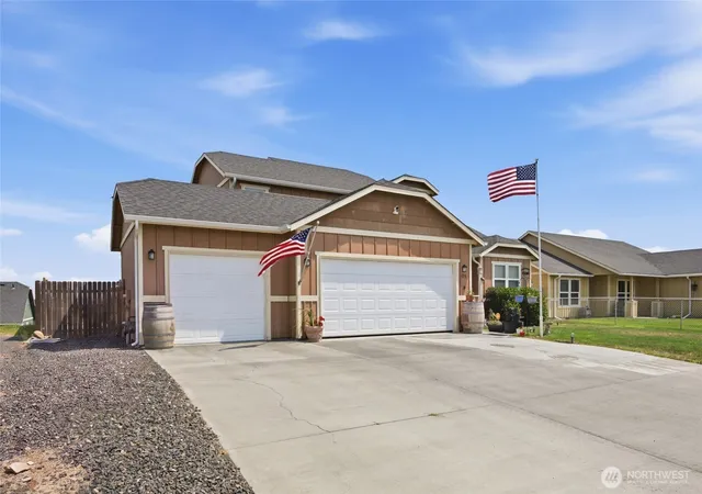 Photo 3 of Single family home for sale at 521 N Florida Dr, Moses Lake, WA 98837 | MLS# NWM2560259 | Listing updated on 2026-09-23