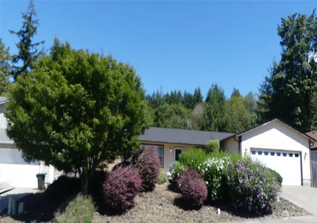 Photo 2 of Single family home for sale at 1320 Ashland St, Kalama, WA 98625 | MLS# NWM2560563 | Listing updated on 2026-09-23