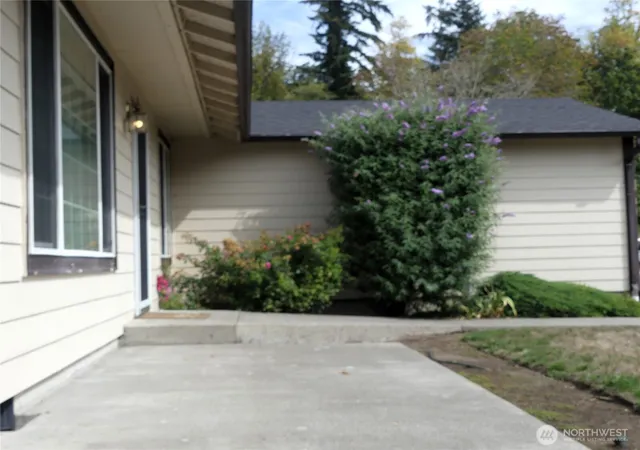 Photo 3 of Single family home for sale at 1320 Ashland St, Kalama, WA 98625 | MLS# NWM2560563 | Listing updated on 2026-09-23