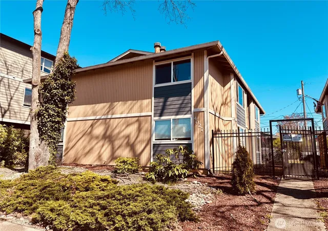 Photo 2 of Sale Pending at 4027 S Warner St, Tacoma, WA 98409 | MLS# NWM2560887 | Listing updated on 2026-09-25