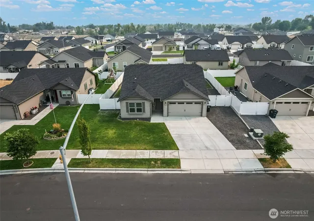 Photo 1 of Single family home for sale at 4229 W Cove Dr, Moses Lake, WA 98837 | MLS# NWM2560928 | Listing updated on 2026-09-23