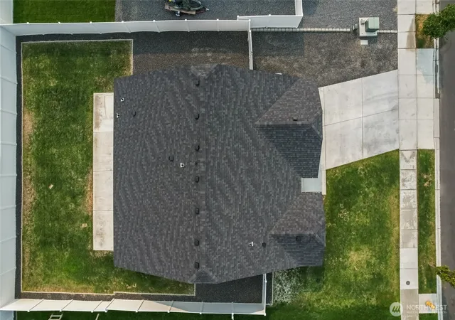 Photo 2 of Single family home for sale at 4229 W Cove Dr, Moses Lake, WA 98837 | MLS# NWM2560928 | Listing updated on 2026-09-23