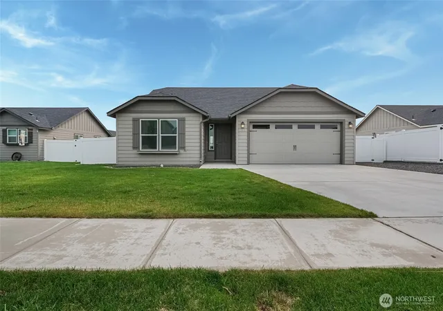 Photo 3 of Single family home for sale at 4229 W Cove Dr, Moses Lake, WA 98837 | MLS# NWM2560928 | Listing updated on 2026-09-23