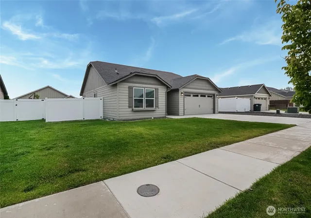 Photo 4 of Single family home for sale at 4229 W Cove Dr, Moses Lake, WA 98837 | MLS# NWM2560928 | Listing updated on 2026-09-23