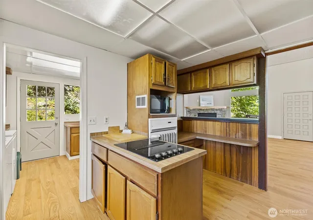 Photo 4 of Sale Pending at 4333 Wildwood Ln, Anacortes, WA 98221 | MLS# NWM2561567 | Listing updated on 2026-09-28