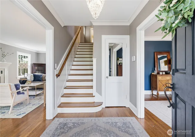 Photo 3 of Sale Pending at 3127 Broadway E, Seattle, WA 98102 | MLS# NWM2561779 | Listing updated on 2026-09-25
