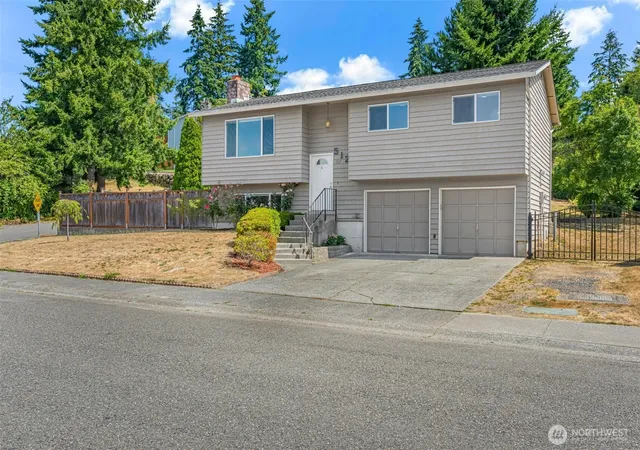 Photo 3 of Single family home for sale at 512 Veralene Way Sw, Everett, WA 98203 | MLS# NWM2562142 | Listing updated on 2026-09-23
