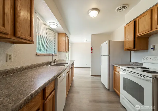 Photo 4 of Sale Pending at 9820 Washington Blvd SW, Lakewood, WA 98498 | MLS# NWM2562450 | Listing updated on 2026-09-25