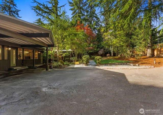 Photo 2 of Sale Pending at 4215 Is Crst Way, Mercer Island, WA 98040 | MLS# NWM2562650 | Listing updated on 2026-09-25