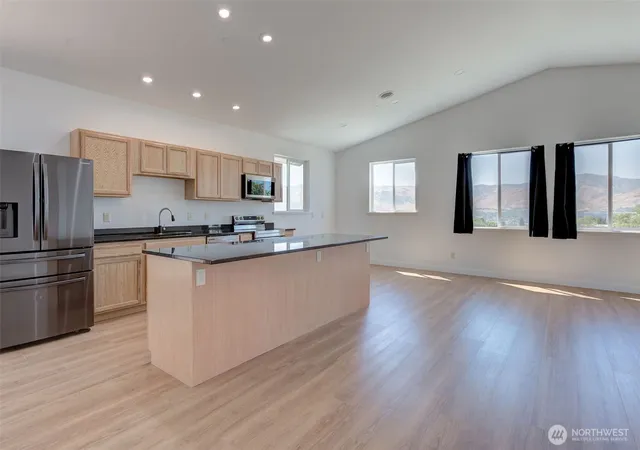 Photo 3 of Single family home for sale at 931 N Gale Ave, East Wenatchee, WA 98802 | MLS# NWM2563224 | Listing updated on 2026-09-23