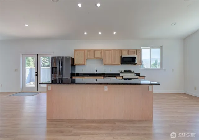 Photo 3 of Single family home for sale at 931 N Gale Ave, East Wenatchee, WA 98802 | MLS# NWM2563224 | Listing updated on 2026-09-23