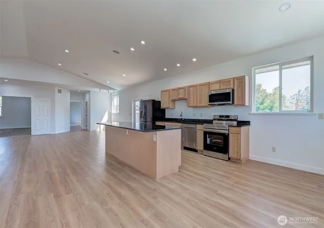 Photo 4 of Single family home for sale at 931 N Gale Ave, East Wenatchee, WA 98802 | MLS# NWM2563224 | Listing updated on 2026-09-23
