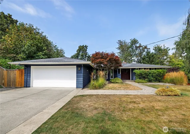 Photo 2 of Sale Pending at 9726 Se 40th Street, Mercer Island, WA 98040 | MLS# NWM2563382 | Listing updated on 2026-09-22