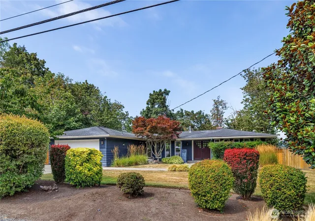 Photo 3 of Sale Pending at 9726 Se 40th Street, Mercer Island, WA 98040 | MLS# NWM2563382 | Listing updated on 2026-09-22