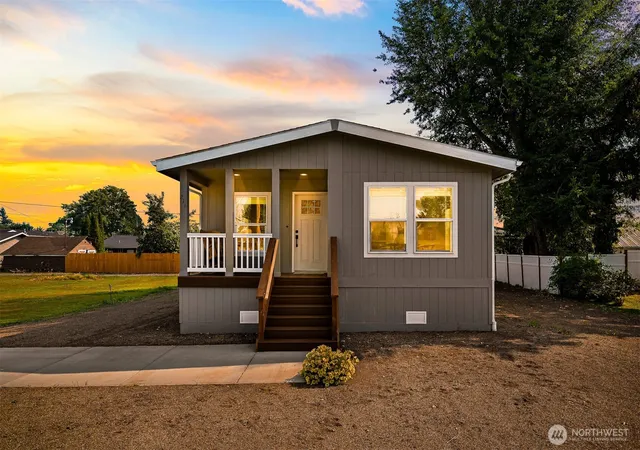 Photo 1 of Manufactured home for sale at 211 Harrison St, Sumas, WA 98295 | MLS# NWM2563678 | Listing updated on 2026-09-24