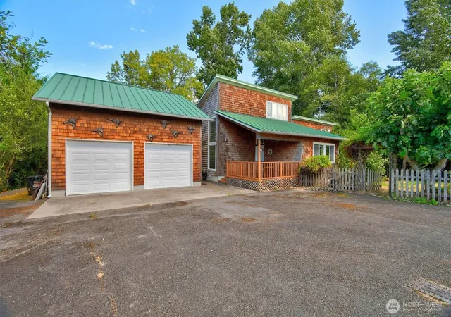 Photo 1 of Single family home for sale at 347 E Birnie Slough Rd, Cathlamet, WA 98612 | MLS# NWM2563770 | Listing updated on 2026-09-23